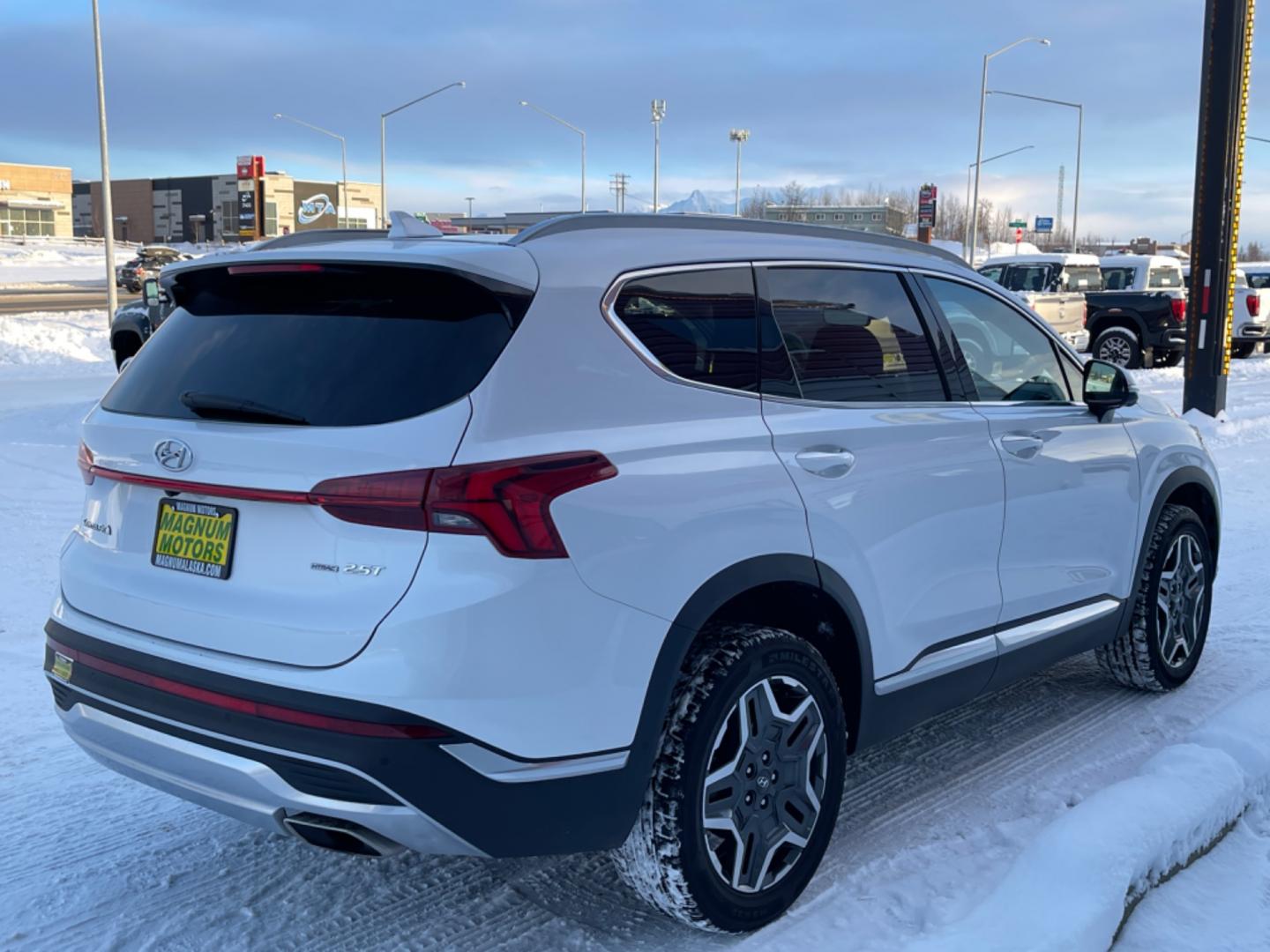 2022 White /black leather Hyundai Santa Fe Limited AWD (5NMS4DAL9NH) with an 2.5L L4 DOHC 16V engine, 6A transmission, located at 1960 Industrial Drive, Wasilla, 99654, (907) 274-2277, 61.573475, -149.400146 - Photo#4